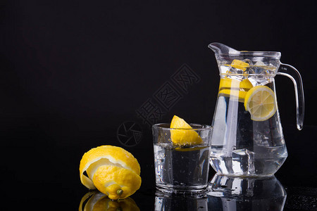 一壶水加冰块和柠檬片天然柠檬水对健康有图片