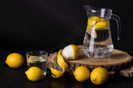 两个木制切片罐子柠檬和柠檬水杯子在附近Cex高清图片