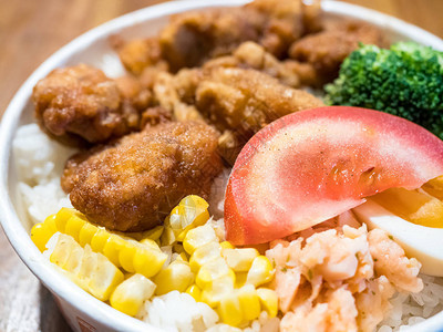 日式炸鸡饭盒图片