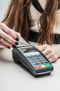 信用卡或借记卡密码支付顾客手在商店或超市输入个人识别号码支付终端键盘图片