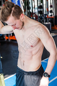 健身房的年轻男子运动健美运动员健身模型运动后摆姿图片