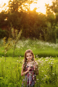 可爱的微笑小女孩在农场的草地上室外可爱的小孩图片