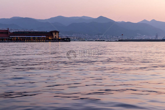 一个精心组合的长时间曝光海景拍摄有一个用作餐厅的海湾照片摄于伊兹图片