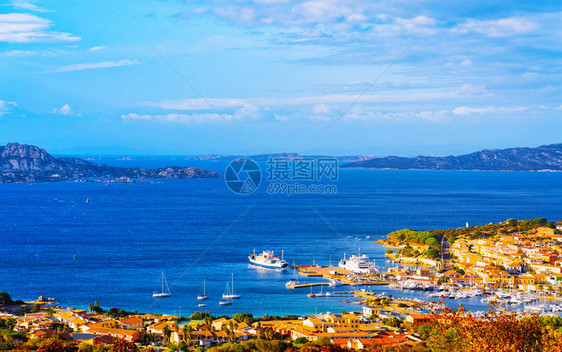 意大利撒丁岛地中海沿岸翡翠海岸LaMaddalena的全景和观夏季在撒丁岛的船奥尔比亚图片