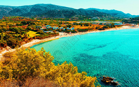 意大利南撒丁岛卡利亚里省地中海Chia海滩和蓝色水域的景观风化与自然混合媒图片