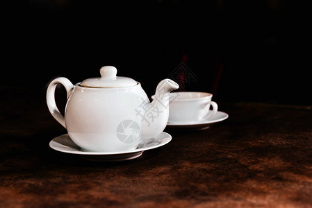 白瓷茶杯和茶壶桌上的英语茶图片