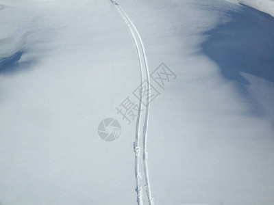 雪上中车和雪滑车轨并有文图片