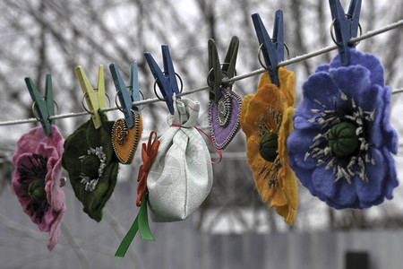 情人节手制产品礼物袋两颗心和花朵挂在衣橱上以洗图片