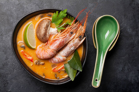 含海鲜蘑菇椰子牛奶和热辣香料图片素材