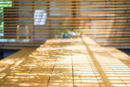 透过桌子顶端的打手照耀阳光图片
