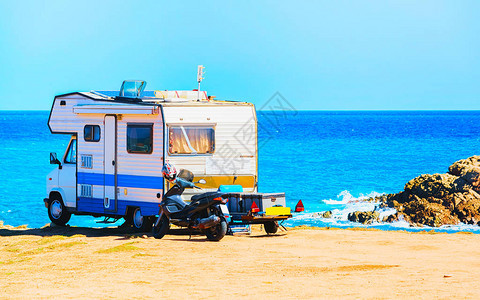 夏季意大利撒丁岛地中海CapoPecora公路上的露营车和摩托车大篷车房和摩托车在高速公路上度假小型货车房在高速公路上卡利亚图片