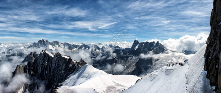 勃朗峰冰川上的登山者在白雪和欧洲最高山脉的雄伟背景下看起来不过是黑点图片