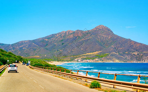 意大利夏天在撒丁岛地中海的卡博尼亚公路上的汽车在欧洲高速公路上行驶的运输高速公路上的假日景观卡利亚里图片