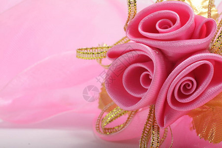 人造粉红色玫瑰花束有图片