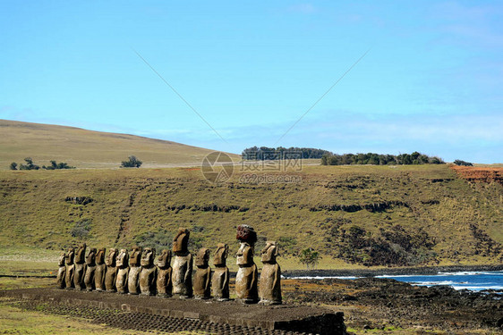 智利南美洲复活岛的阿胡汤加里基考古遗址著名的15座巨型莫艾雕像图片