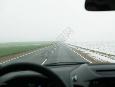 雾天开车雾蒙的路车轮上的恶劣天气背景图片