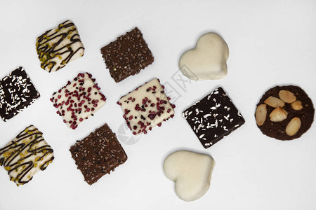 许多美丽的多色饼干巧克力中白色图片
