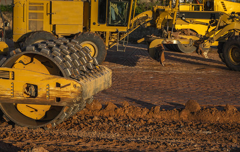 机在高速公路施工现场工作的重型机械土壤压实车辆道路施工设备铺图片