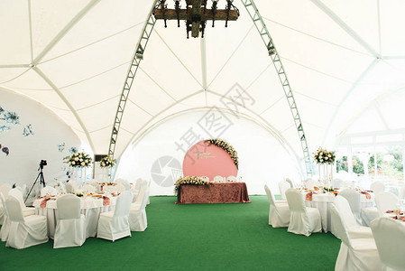 婚礼大厅帐篷用鲜花装饰的婚礼桌的景色图片
