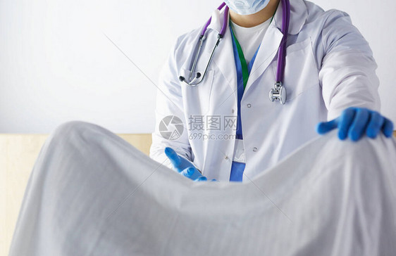 男产科医生和磨砂护士在医院产房给孕妇接生图片