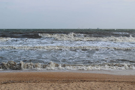 海浪在海上的暴风雨中图片