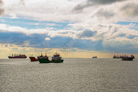 站在路基上的商船进出口和商业物流国际水运马尔拉海风景如画的景色反对雷云伊斯坦背景图片