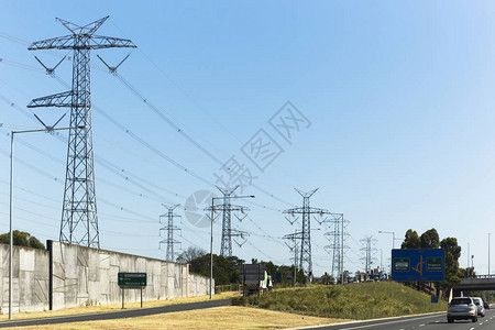 墨尔本Eastlink在夏日前往城市城市环境中的这种常见场景图片