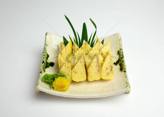 陶瓷板上的日本开胃菜塔图片