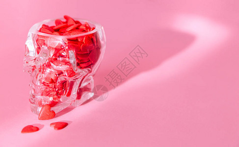 一个人头骨形状的玻璃杯装满了红心图片