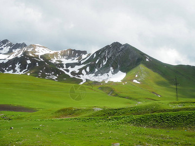 瑞士阿尔卑斯山的绿草山脉和雪景令人叹为观止图片