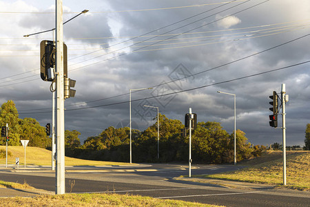 澳大利亚空荡的十字路口午后的黄昏灯光图片