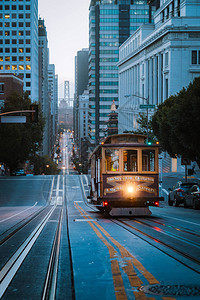 历史悠久的缆车在著名的加利福尼亚街上骑图片