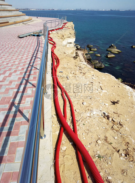 在岩石上施工红色波纹中的电缆布线岩石上的观景台里海沿岸哈萨克斯坦阿克套01五月图片