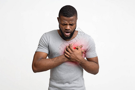 非洲男人心痛胸前握手心脏病发作或中图片