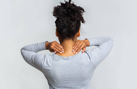 非洲妇女颈部疼痛脖子按摩背图片