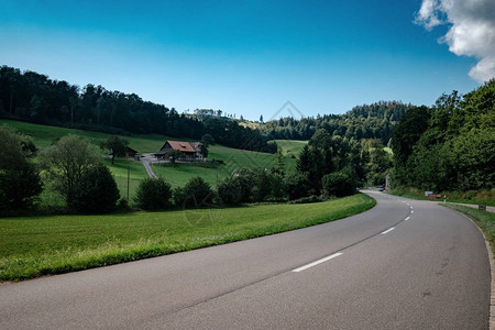 美丽的山景高山公路通过瑞士瑞士图片
