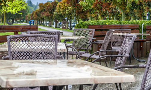 秋雨天特劳恩湖的咖啡馆格蒙登奥地利图片