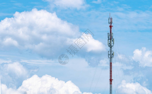 电信塔有蓝天和白云背景蓝天上的天线无线电和卫星杆通信技术电信业移动或电信图片
