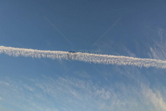 飞机在高空飞行蓝天白云图片