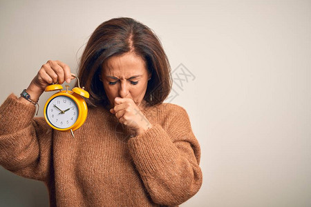 中年黑发女人在孤立的背景感觉不适和咳嗽作为感冒或支气管炎的症状时背景图片