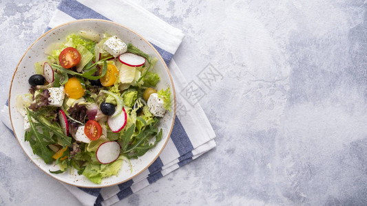 健康与饮食沙拉配有新鲜蔬菜生菜图片