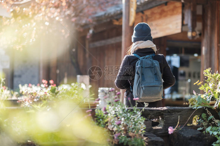 年轻女子旅行者在丽江古城广场街旅行图片