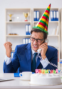 在办公室庆祝生日的图片