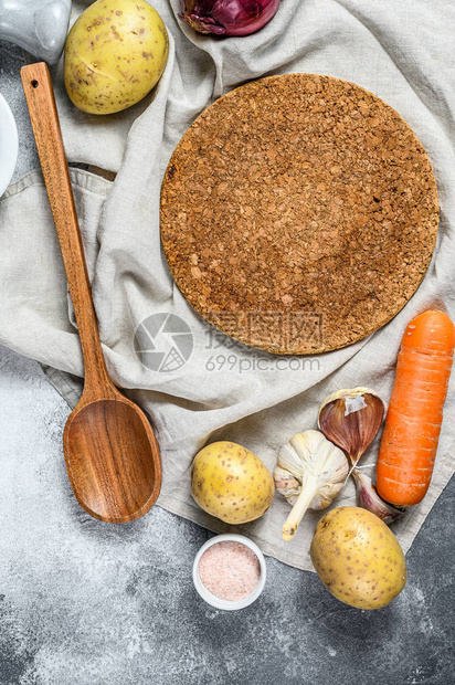 汤蔬菜和香料的成份烹饪汤的概念顶视图片