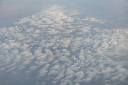 高空飞机窗口的天空图片