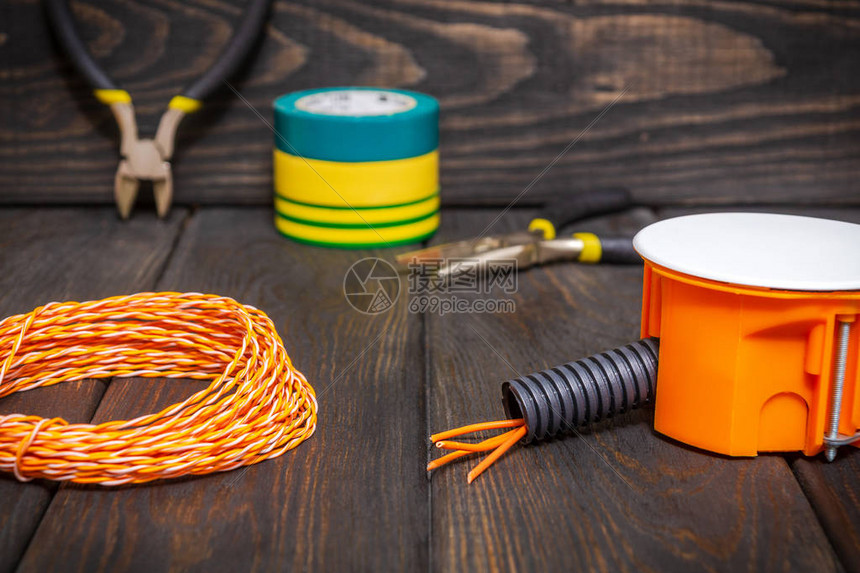 装有电安装过程中通常使用的电线的橙色电图片