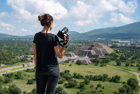在墨西哥Teotihuacan废墟上拍摄亡者大道和月球金字图片