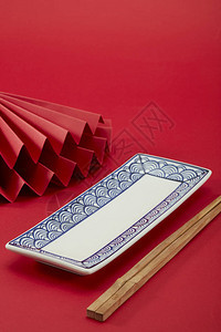 中式红背景和红色折叠风扇图片