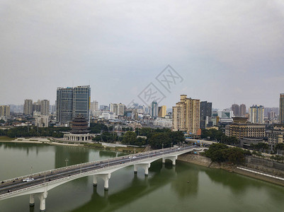 城市过江大桥和沿江高楼的航拍照片图片