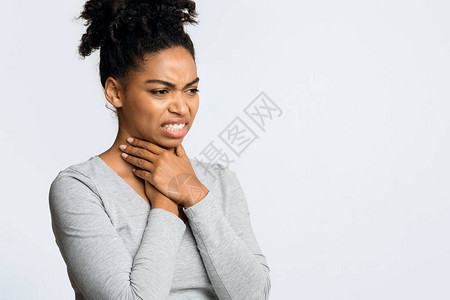 年轻的Afro女孩喉咙疼痛触摸脖图片